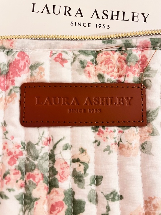 🆕- Laura Ashley Floral Quilted Makeup/Travel Case. - Picture 3 of 5